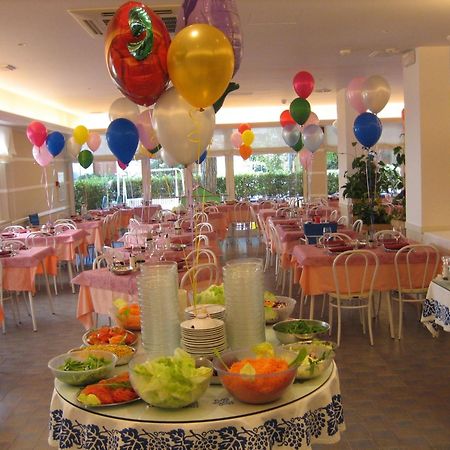 Hotel Nives Ричоне Екстериор снимка