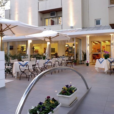 Hotel Nives Ричоне Екстериор снимка