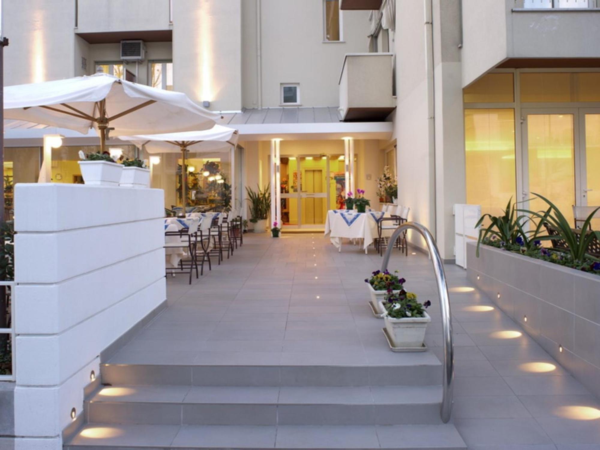 Hotel Nives Ричоне Екстериор снимка