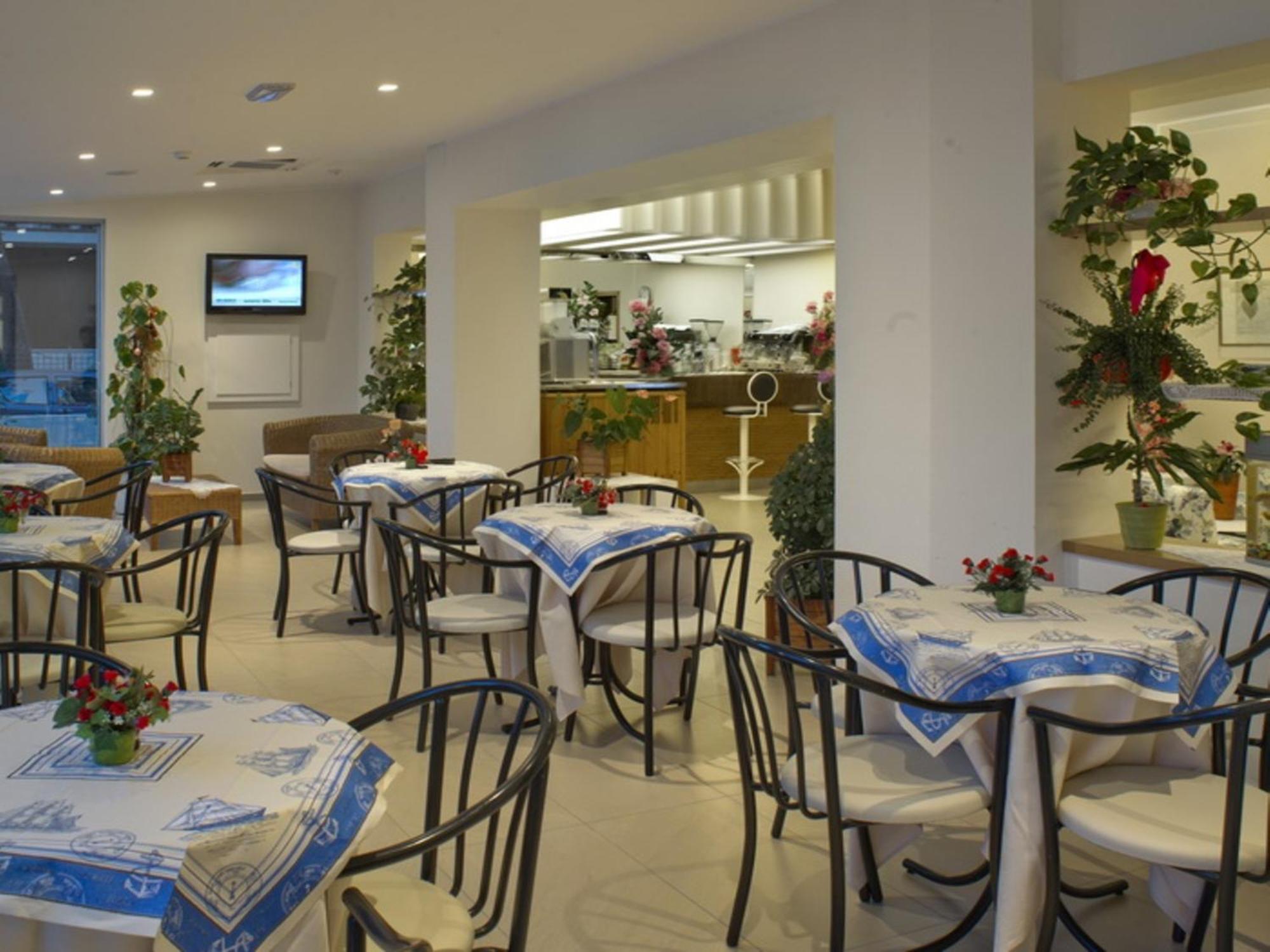 Hotel Nives Ричоне Екстериор снимка