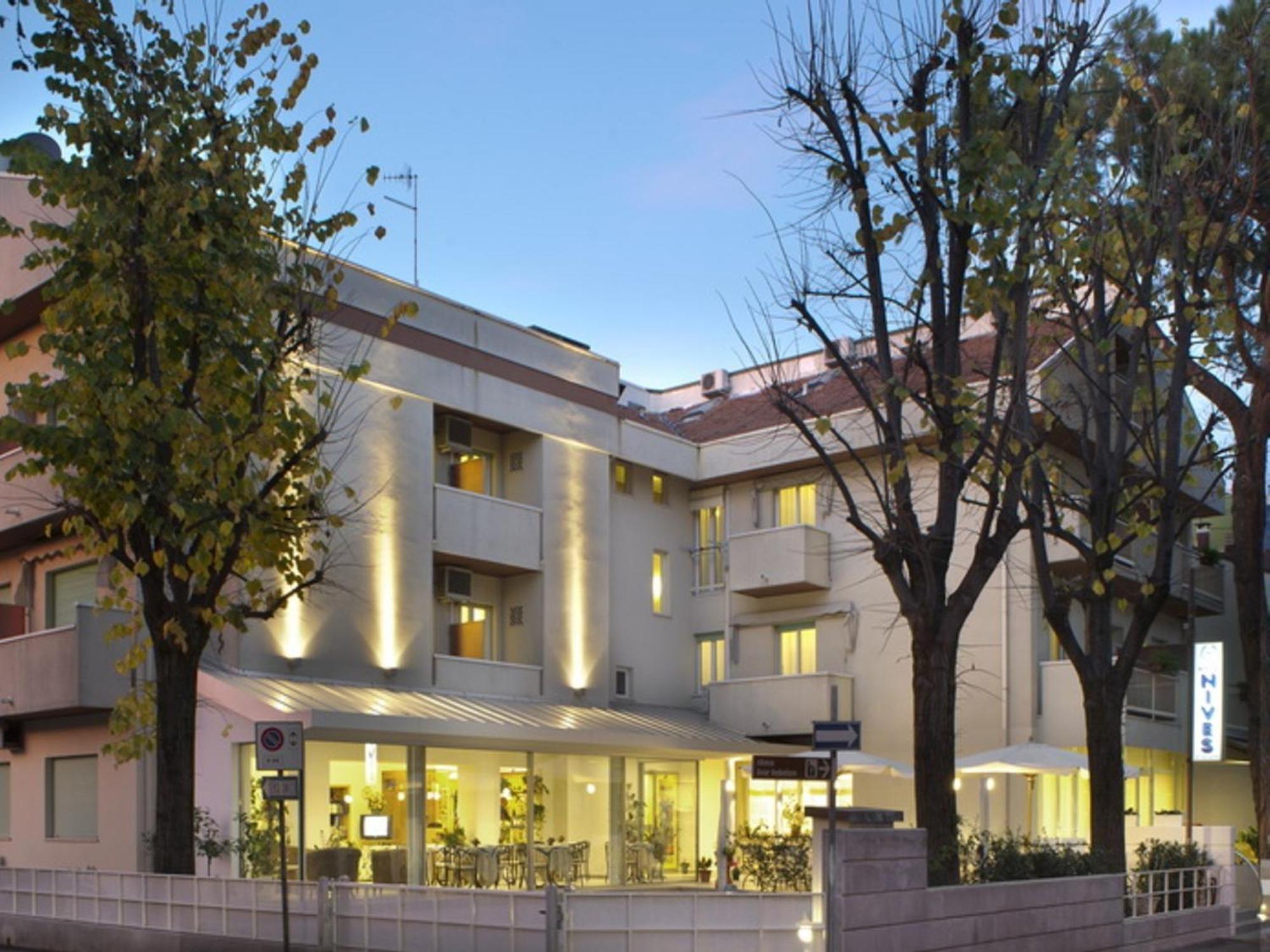 Hotel Nives Ричоне Екстериор снимка