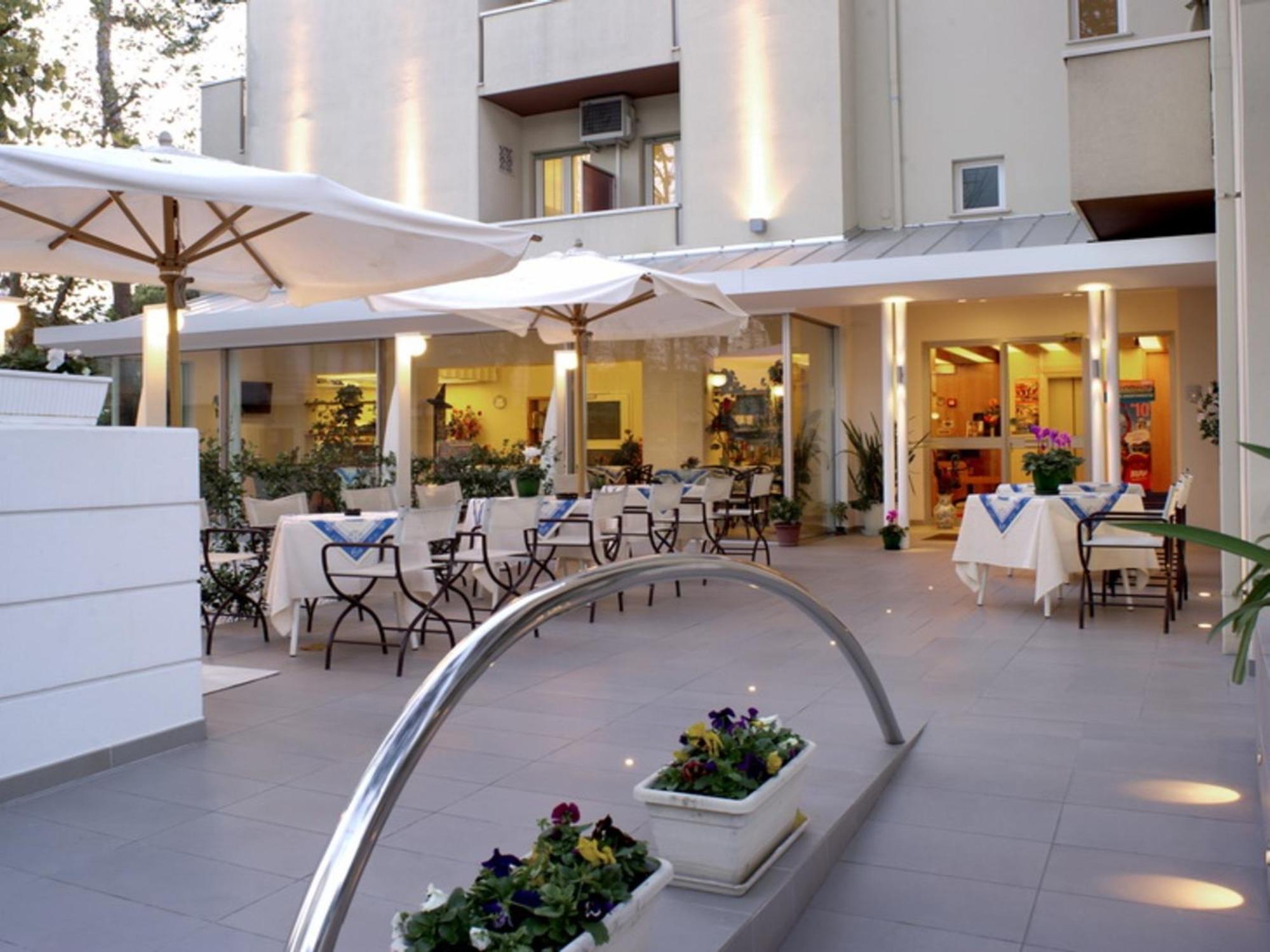 Hotel Nives Ричоне Екстериор снимка
