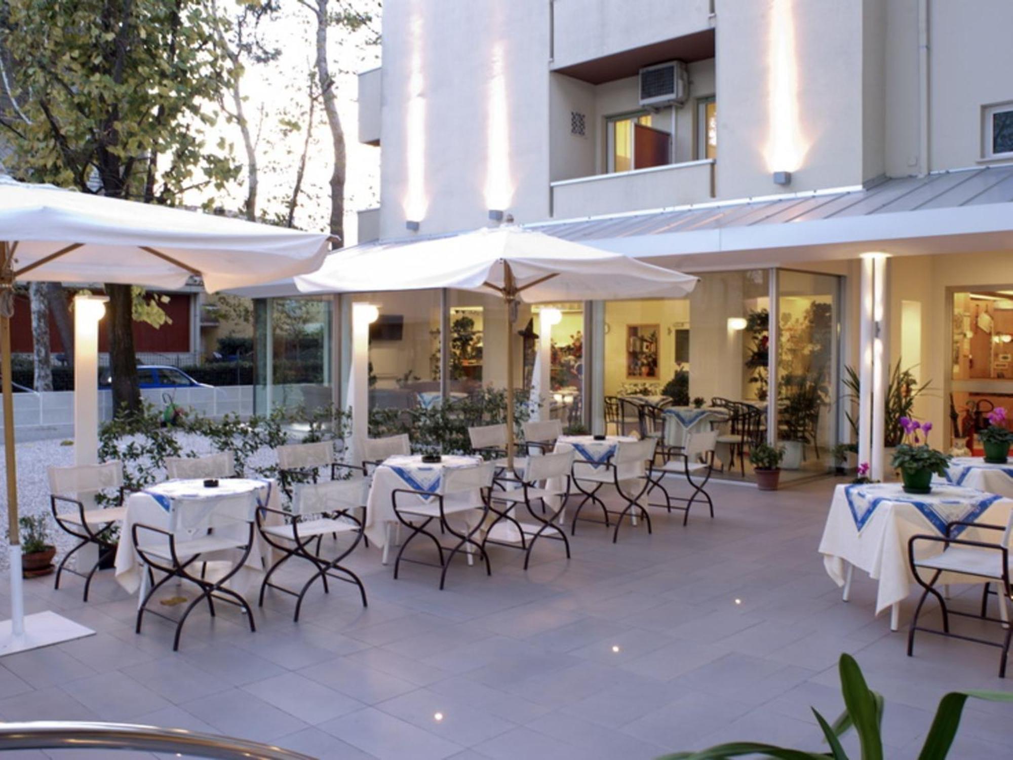 Hotel Nives Ричоне Екстериор снимка