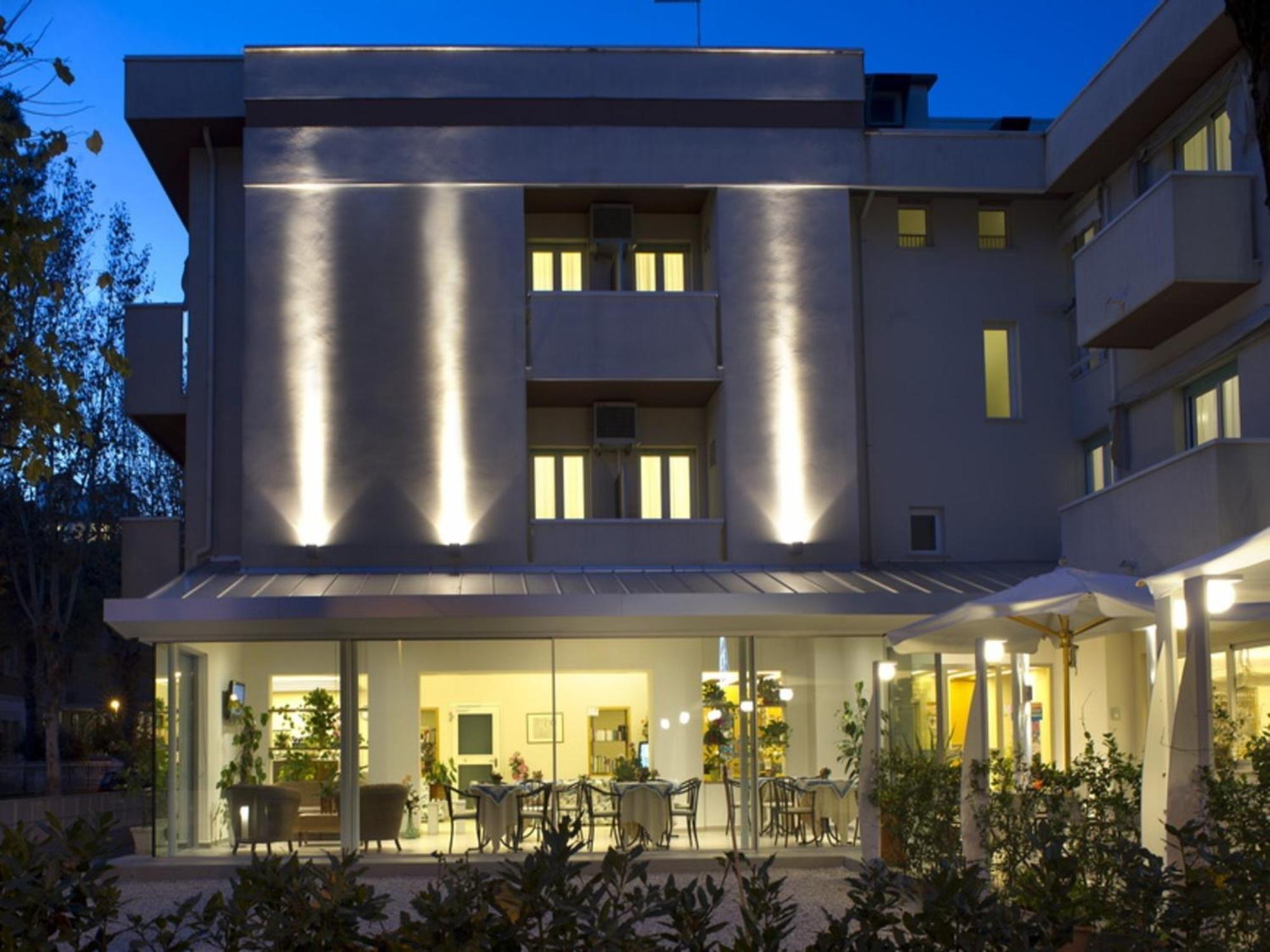 Hotel Nives Ричоне Екстериор снимка